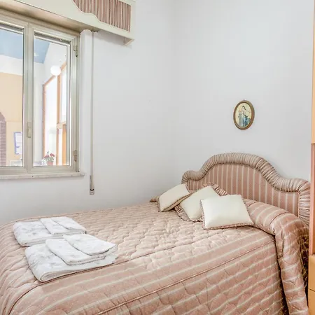 4 Bedroom Awesome In Santa Maria Del Focall Holiday home Santa Maria Del Focallo